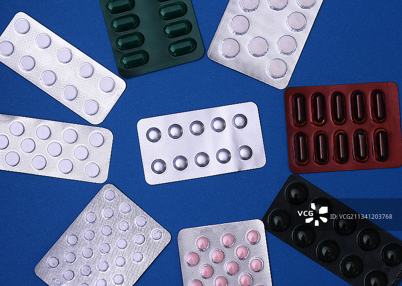 蓝色背景上的泡罩包装特写图片素材