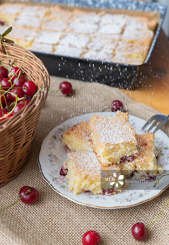桌上盘中甜点特写，匈牙利松博特海伊图片素材