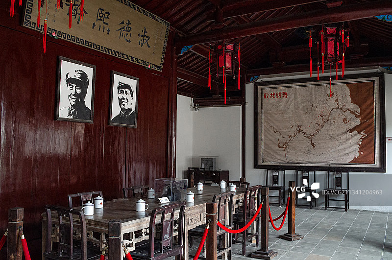 安徽合肥市肥东县瑶岗渡江战役总前委旧址，会议室内部场景图片素材