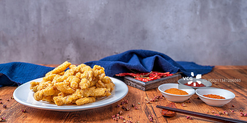 在木桌上的成都美食一盘小酥肉图片素材