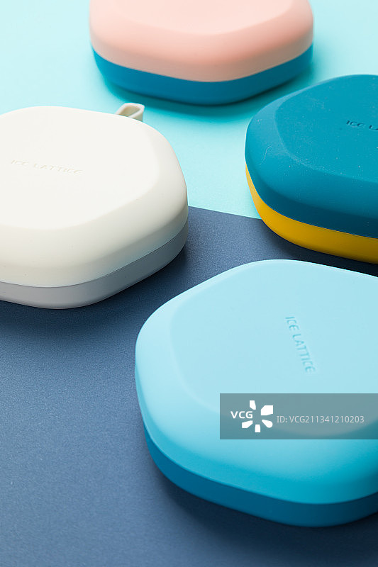 彩纸上的彩色硅胶冰格图片素材