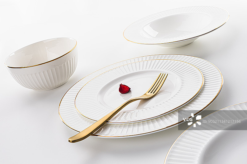 金边陶瓷餐具套装图片素材