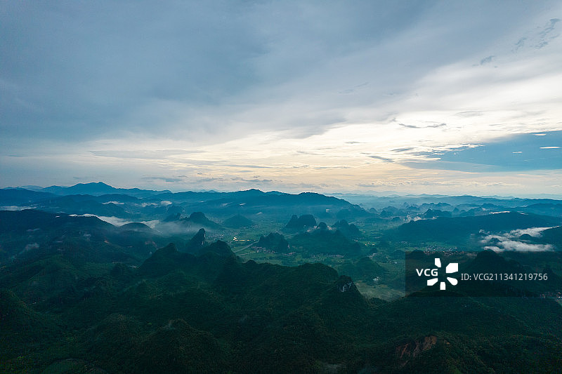 傍晚时的凌霄岩景区峰林景观广东省阳江市图片素材