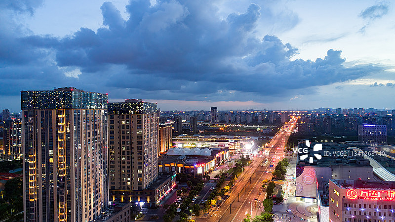 松江五龙湖广场商业建筑夜景图片素材