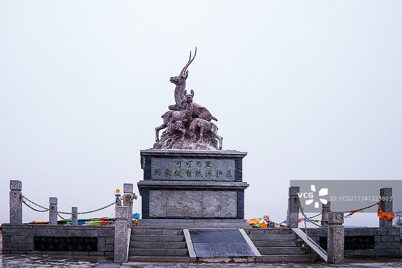 昆仑山口的雪中雕像图片素材