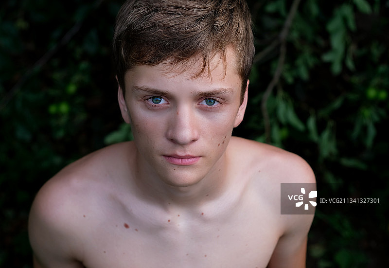 赤膊男孩在植物前的肖像，俄罗斯图片素材