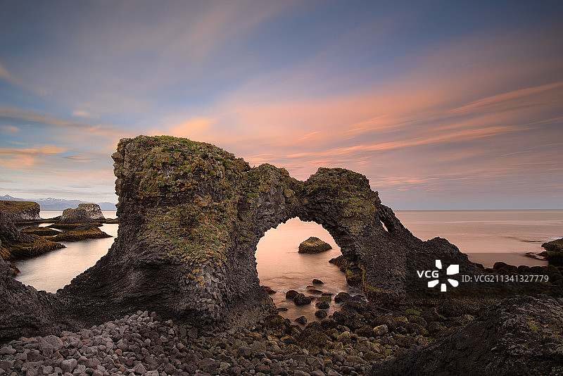 日落时分，海上岩层景观图片素材