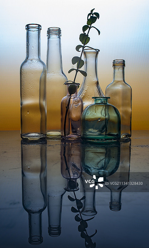 墙边桌子上瓶子的特写图片素材