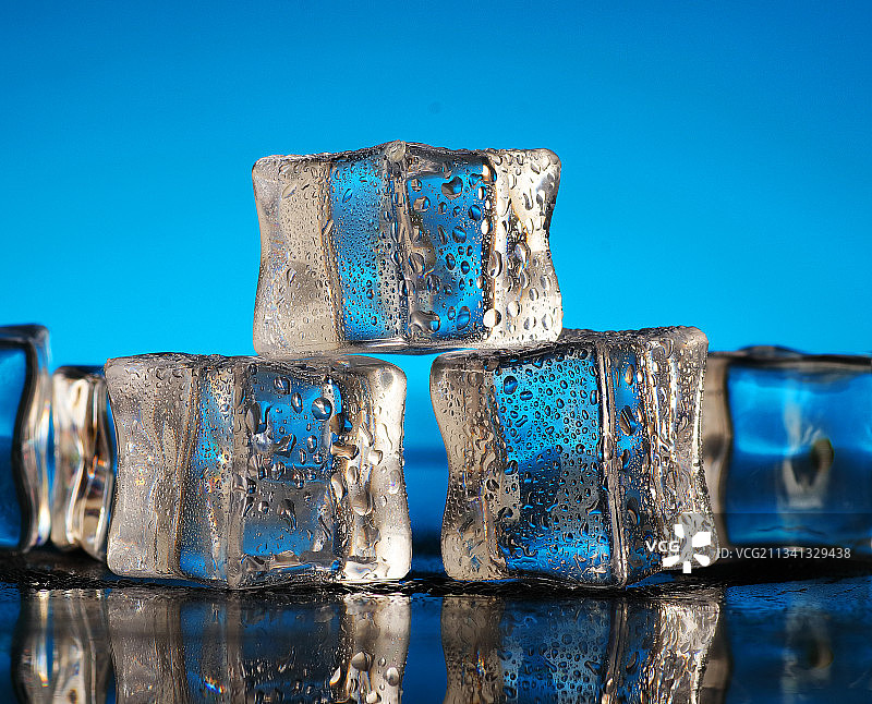 蓝色背景下的冰块特写图片素材