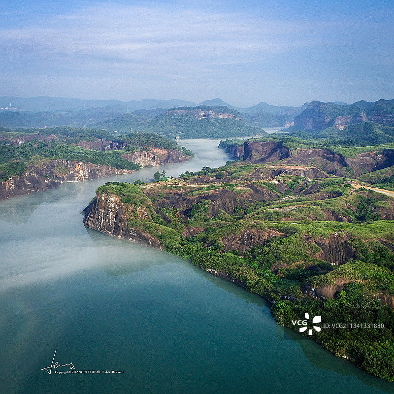 白雾埋阴壑，丹霞助晓光图片素材