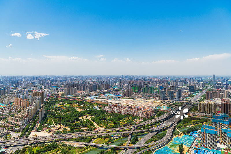 河南郑州世纪欢乐园与城市天际线夏季户外风光高视角图片素材
