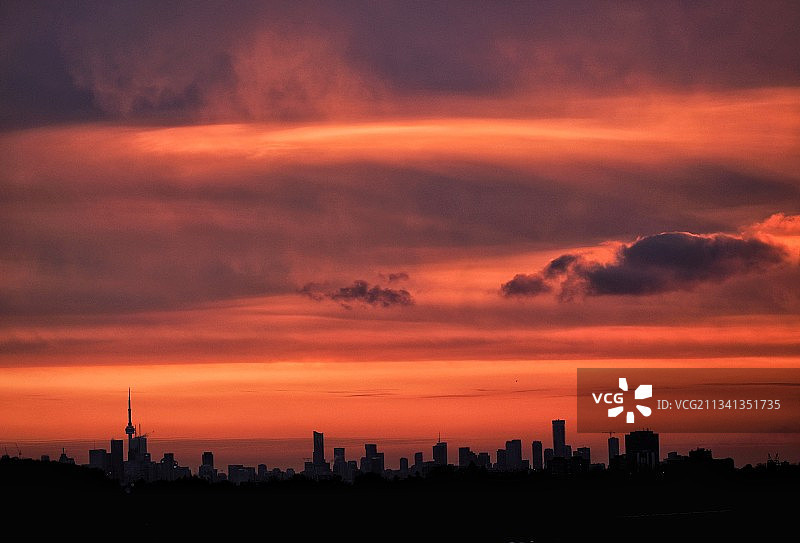 加拿大安大略省多伦多日落时分建筑物在壮观天空下的剪影图片素材
