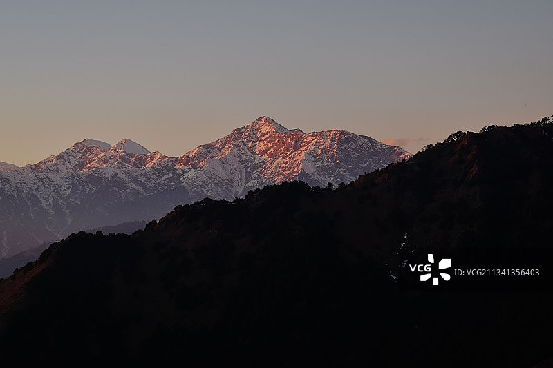 白雪皑皑的山在晴朗的天空下的风景图片素材