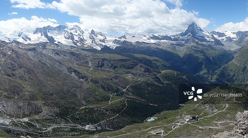 白雪皑皑的山在天空的衬托下的风景图片素材