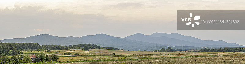塞尔维亚普拉夫纳的德利约万田野风光图片素材