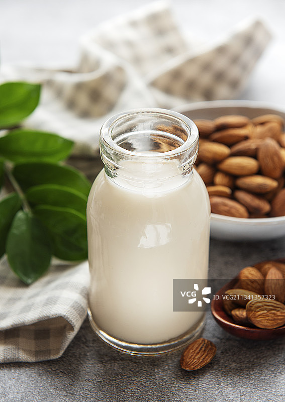 桌上牛奶与杏仁特写图片素材