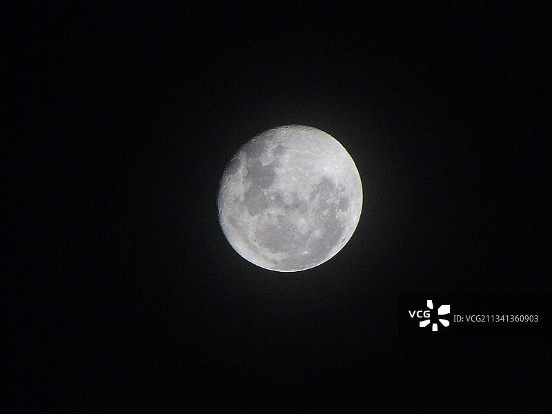 月亮在夜晚晴朗的天空下的低角度视图图片素材
