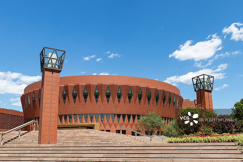 蓝天白云下的红色圆形剧场图片素材