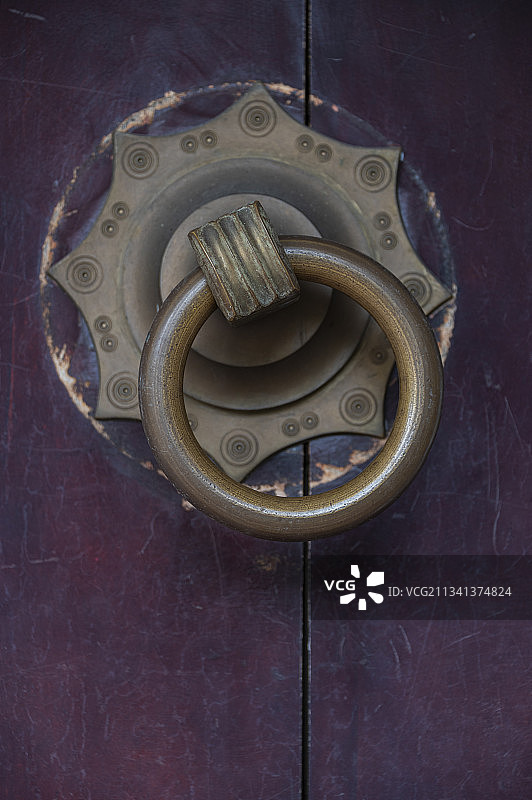 留有岁月印记的门环图片素材