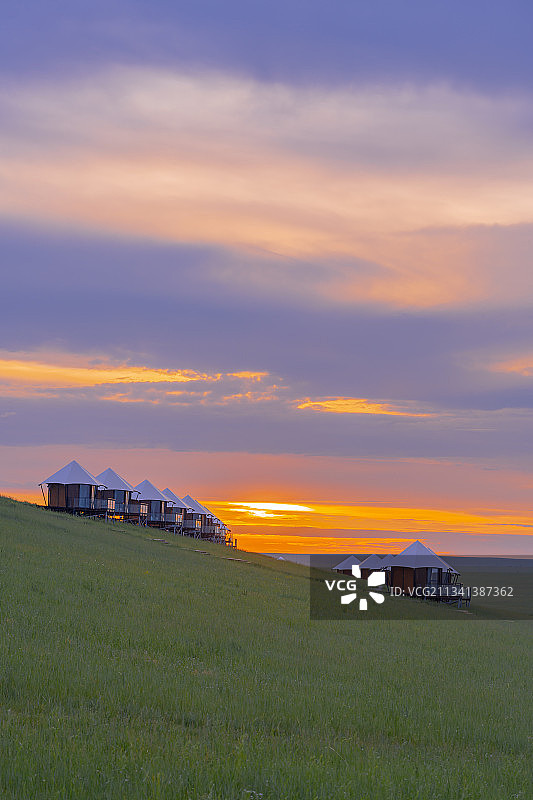内蒙古呼伦贝尔呼伦湖畔的草原日落图片素材