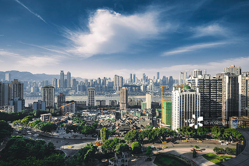 重庆市较场口日月光中心地铁十八梯步行街蓝天白云正在施工改造图片素材