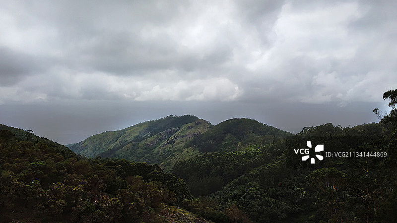 天空映衬下的山景图片素材