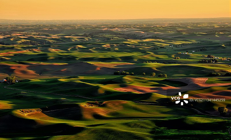 日落时分天空下的风景鸟瞰图片素材