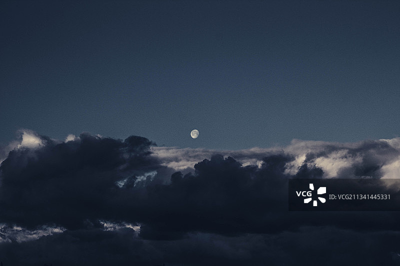 夜晚月亮与天空的低角度视图图片素材