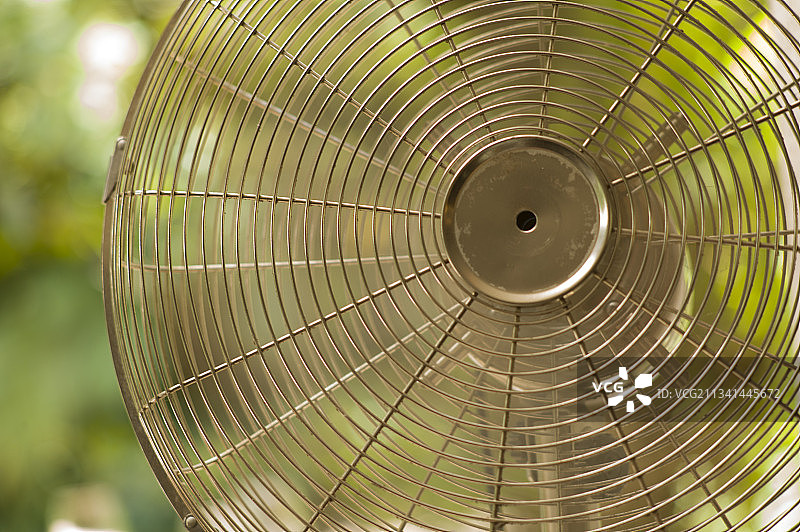 悬挂在天花板上的照明设备特写图片素材