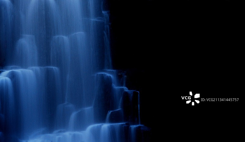 黑色背景下的瀑布特写图片素材