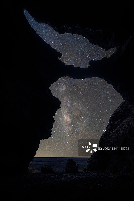 冰岛夜晚洞穴的景色图片素材