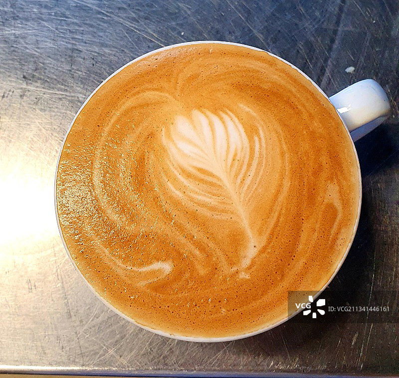 俯视：桌子上的卡布奇诺图片素材