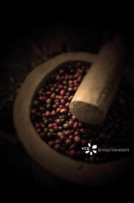 桌子上勺中香料的高角度视图图片素材