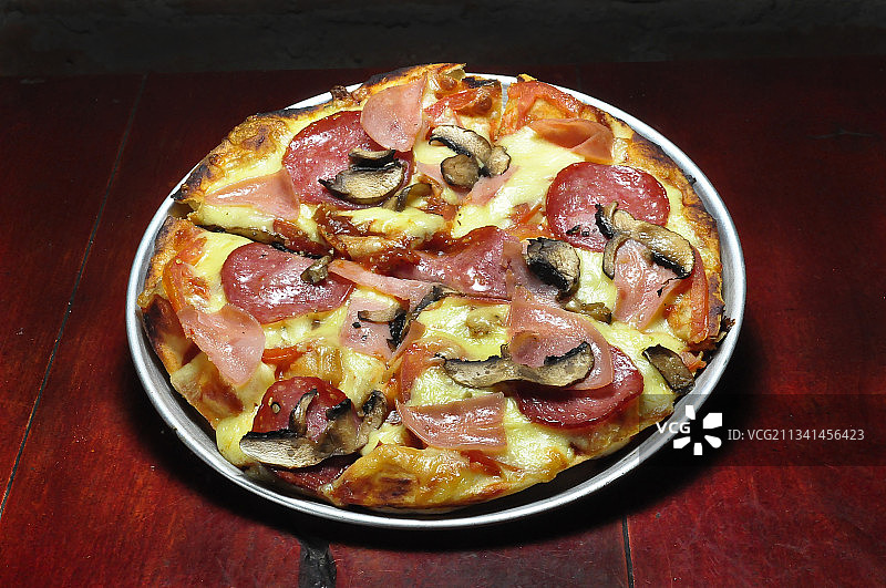 桌上披萨的特写镜头图片素材