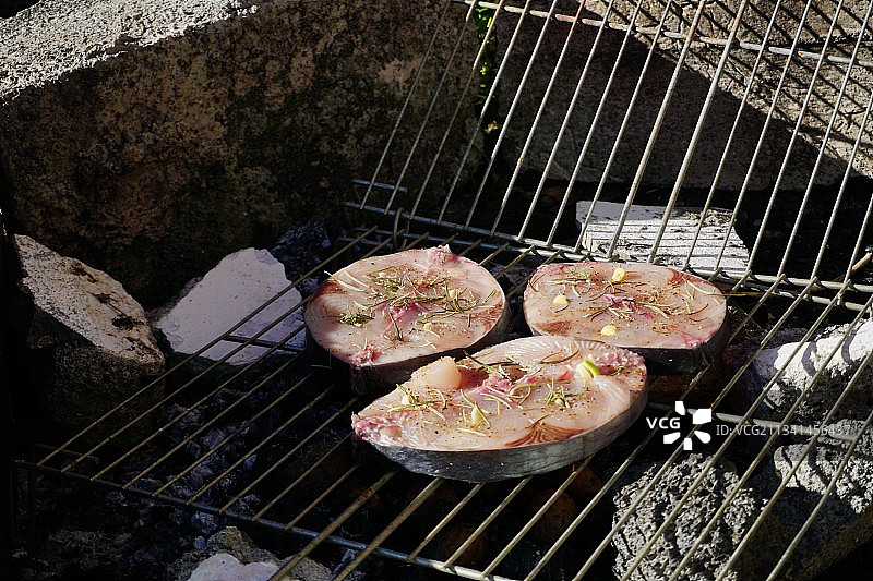 烤肉架上的肉的特写图片素材