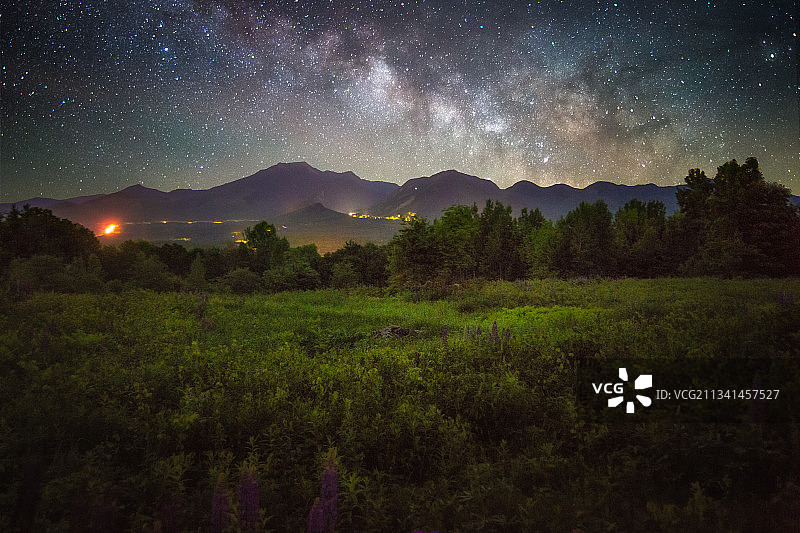 夜晚天空衬托下的风景图片素材
