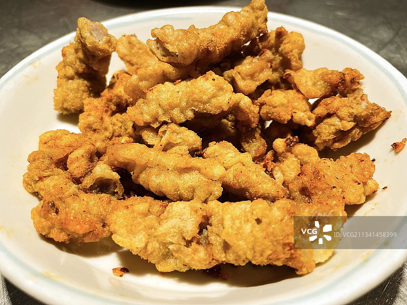 餐桌上盘子里的炸鸡俯视图图片素材