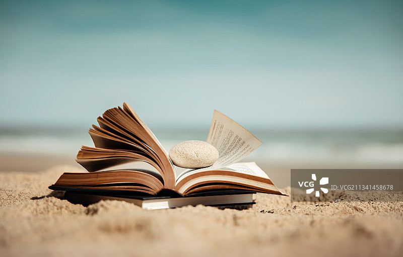 泰国海滩沙滩上的打开的书本特写图片素材
