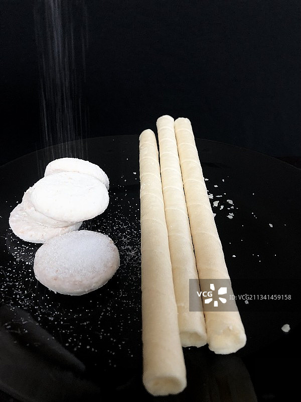 桌子上生面团和擀面杖的特写图片素材