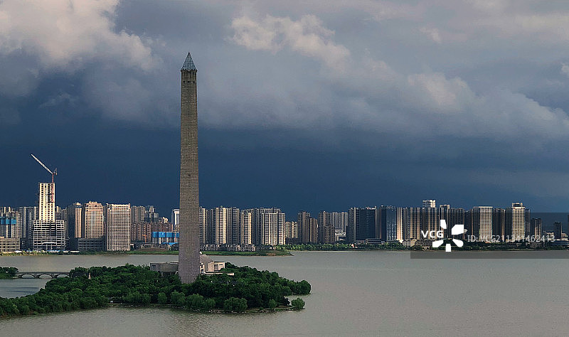一山飞峙 风雨欲来图片素材