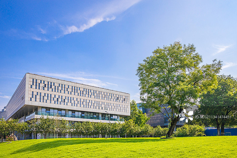 夏日早晨朝阳下的北京大学法学院图片素材