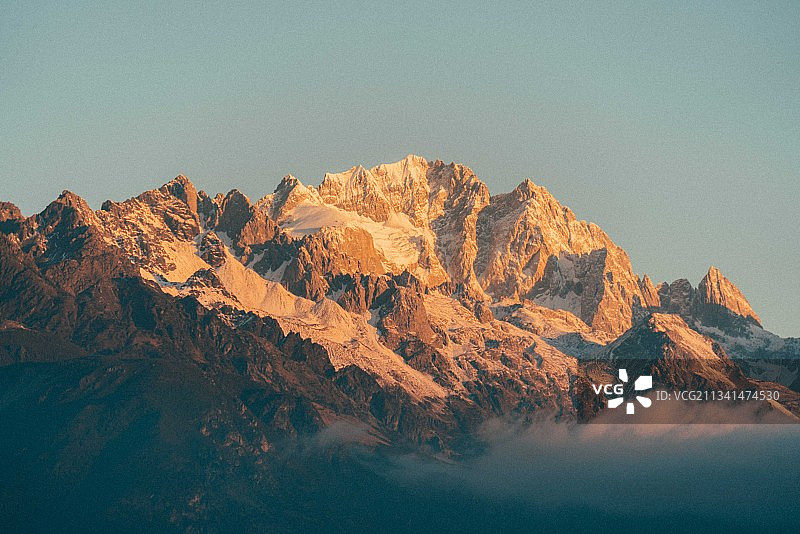 云南，丽江，玉龙雪山清晨七点的日照金山图片素材