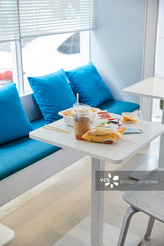 禁止在咖啡馆乱倒垃圾和食物残渣图片素材