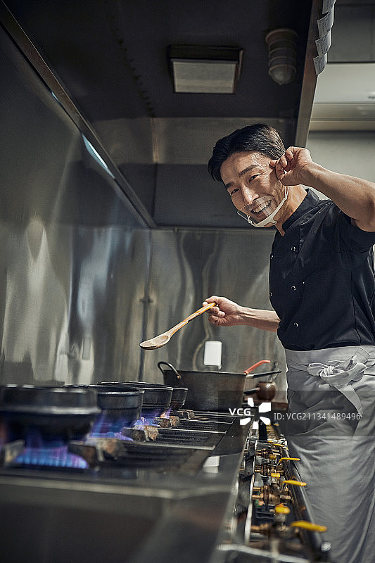 餐厅厨房，厨师烹饪准备，男性燃气灶图片素材