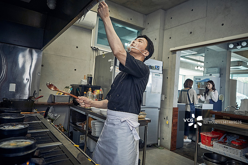 餐厅厨房，厨师烹饪准备，男性燃气灶图片素材