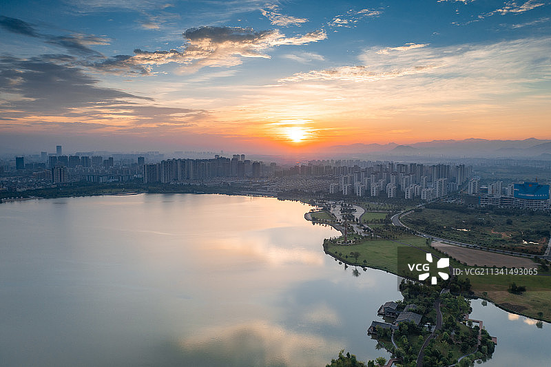 航拍金华湖海塘公园东公园湖边房地产商品房图片素材