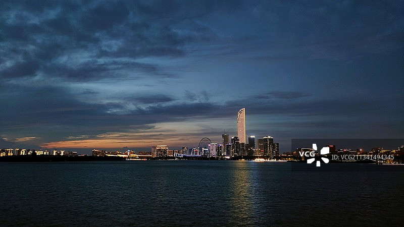 金鸡湖之夜——中国江苏苏州工业园区国金摩天轮日落夕阳夜景图片素材