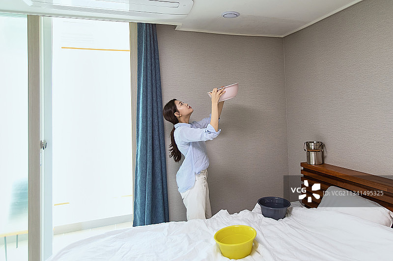 房屋漏水保险忧郁家庭保险天花板房间女人图片素材