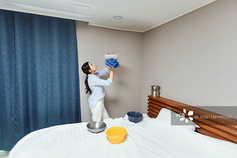 房屋漏水保险忧郁家庭保险天花板房间女人图片素材