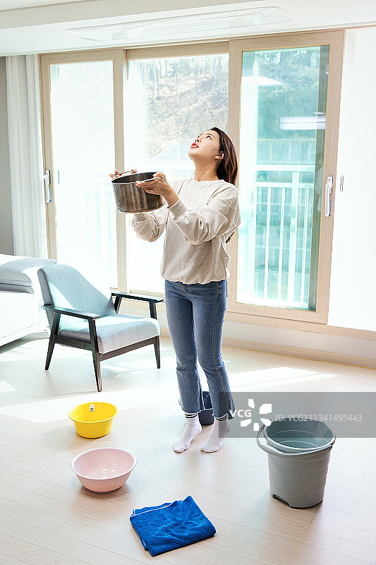 房屋漏水、水滴、保险、忧郁、房屋保险、天花板、女人、星星、客厅图片素材